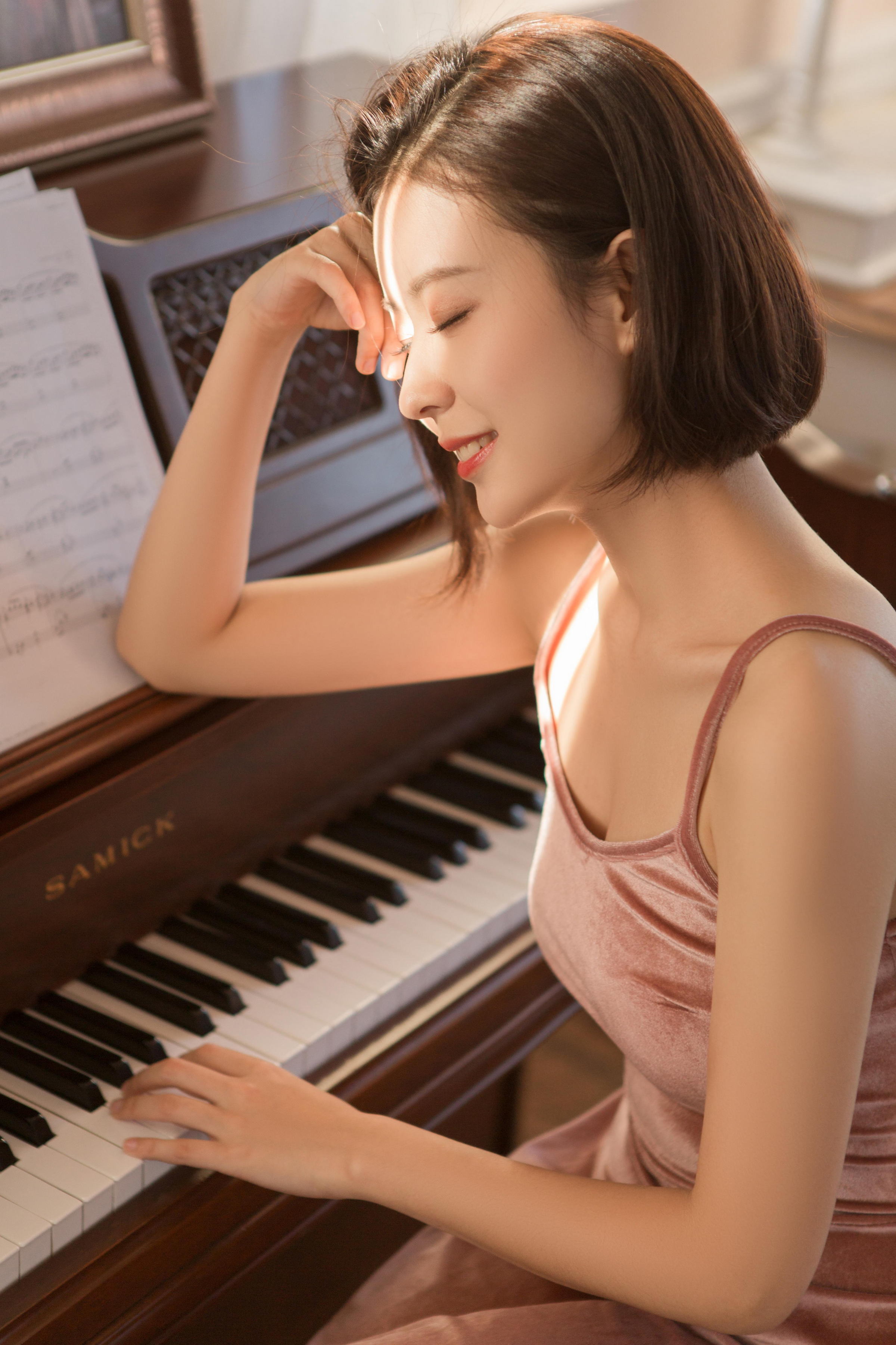 [YALAYI雅拉伊]2023.06.01 清丽佳人 白色镂空毛衣加粉色短裤与红色吊带连衣裙性感私房写真集第7张