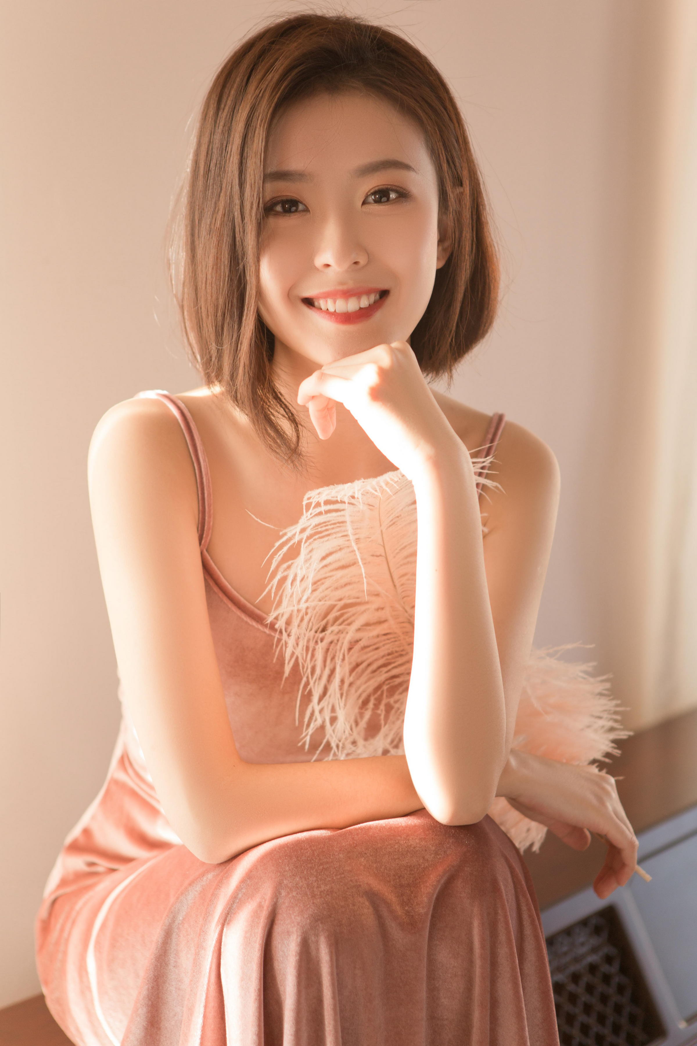 [YALAYI雅拉伊]2023.06.01 清丽佳人 白色镂空毛衣加粉色短裤与红色吊带连衣裙性感私房写真集第9张