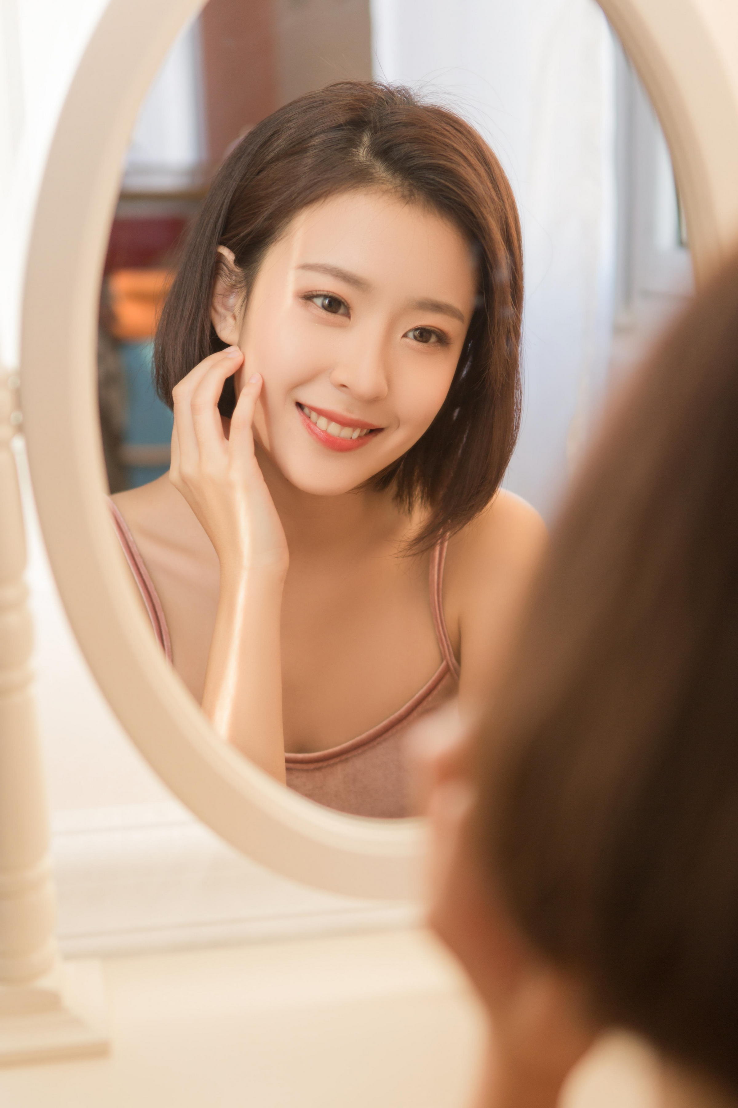 [YALAYI雅拉伊]2023.06.01 清丽佳人 白色镂空毛衣加粉色短裤与红色吊带连衣裙性感私房写真集第10张