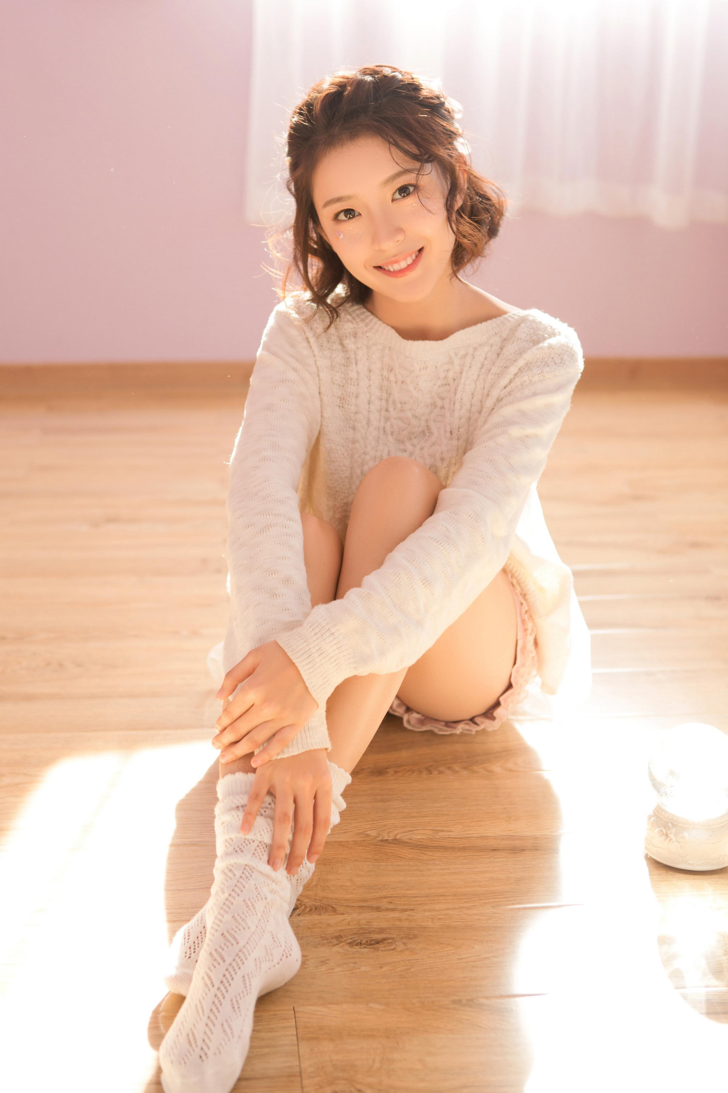 [YALAYI雅拉伊]2023.06.01 清丽佳人 白色镂空毛衣加粉色短裤与红色吊带连衣裙性感私房写真集第11张