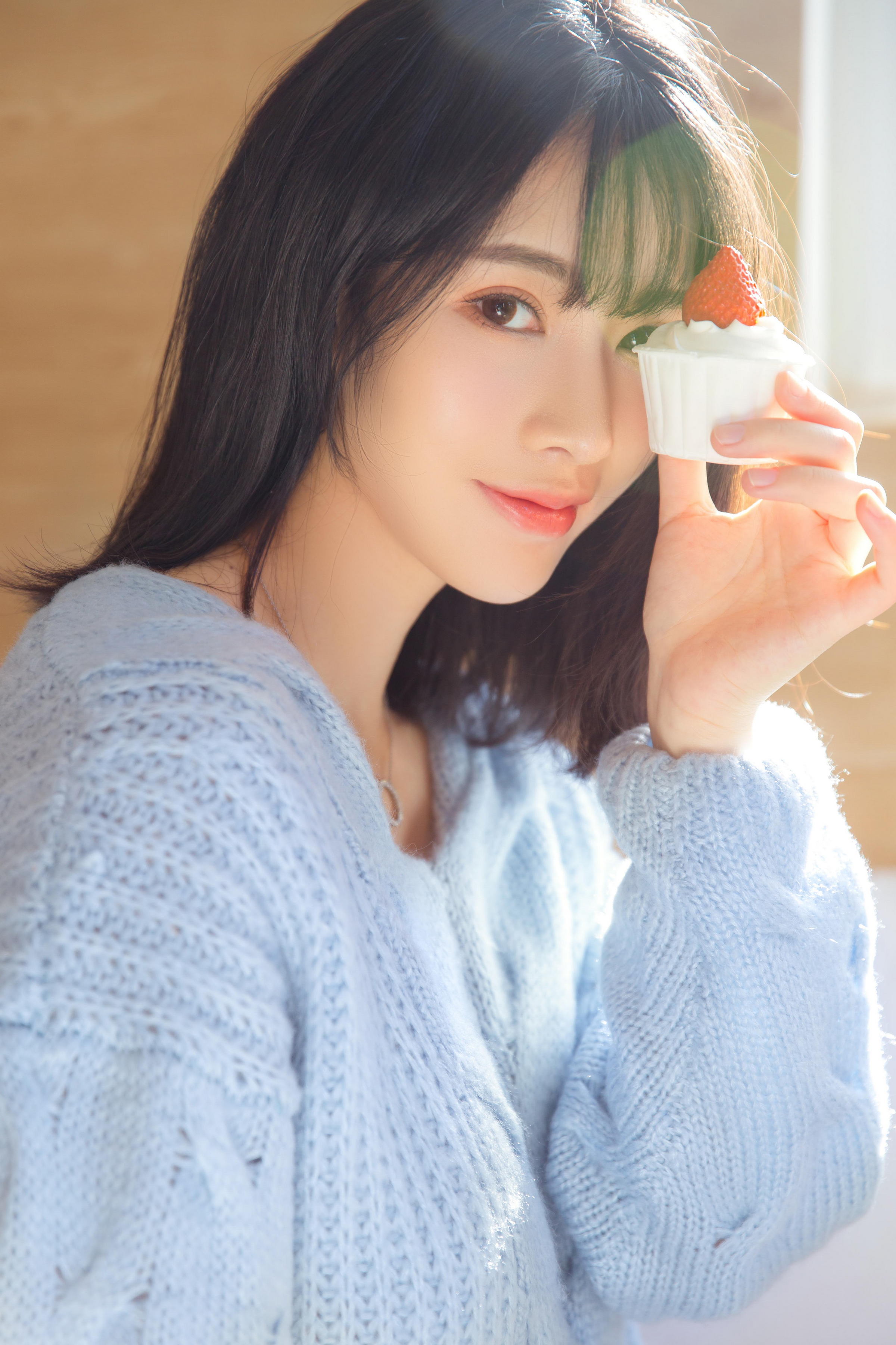 [YALAYI雅拉伊]2023.06.09 单纯美好 清纯居家少女 灰色毛衣加白色短裤与透视裸背连衣裙私房写真集第3张