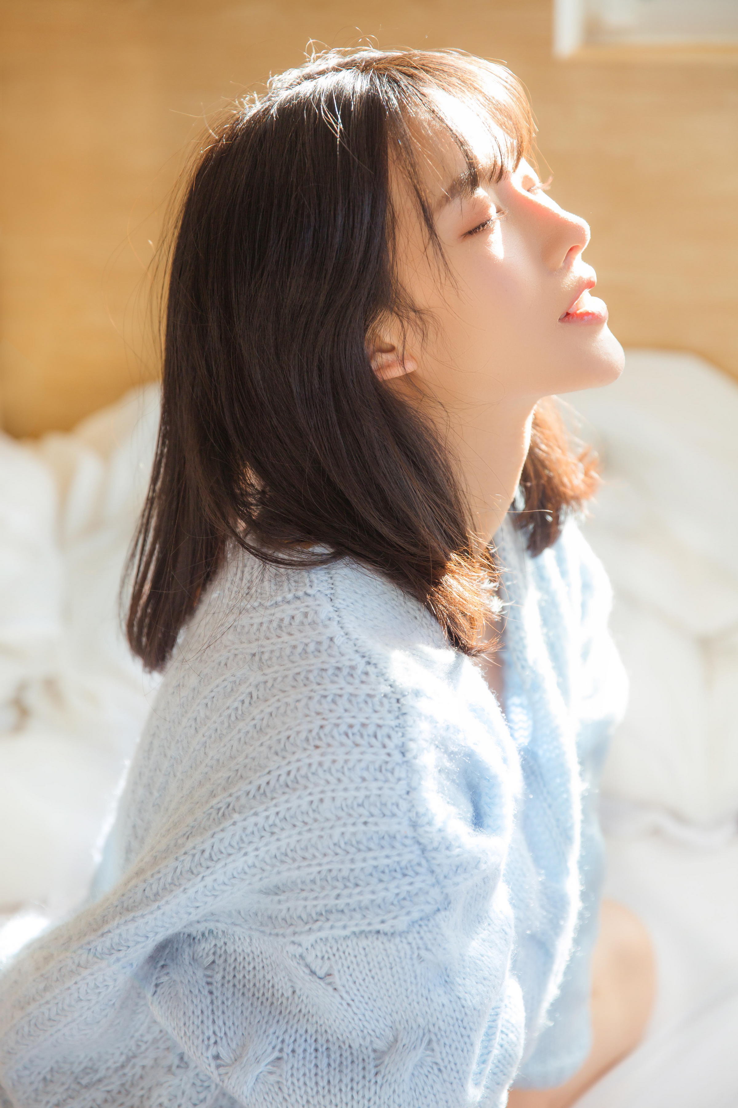 [YALAYI雅拉伊]2023.06.09 单纯美好 清纯居家少女 灰色毛衣加白色短裤与透视裸背连衣裙私房写真集第4张