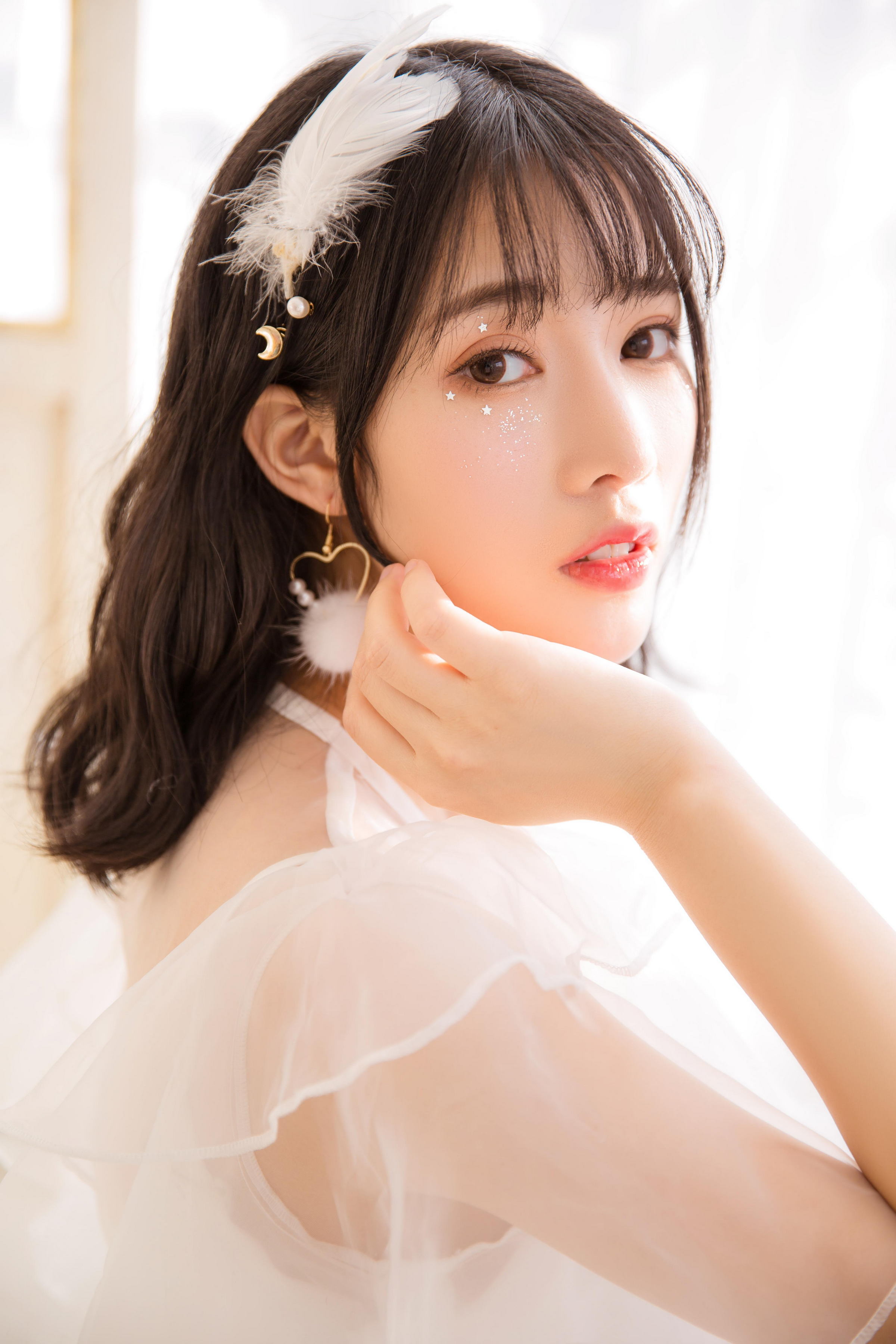 [YALAYI雅拉伊]2023.06.09 单纯美好 清纯居家少女 灰色毛衣加白色短裤与透视裸背连衣裙私房写真集第6张