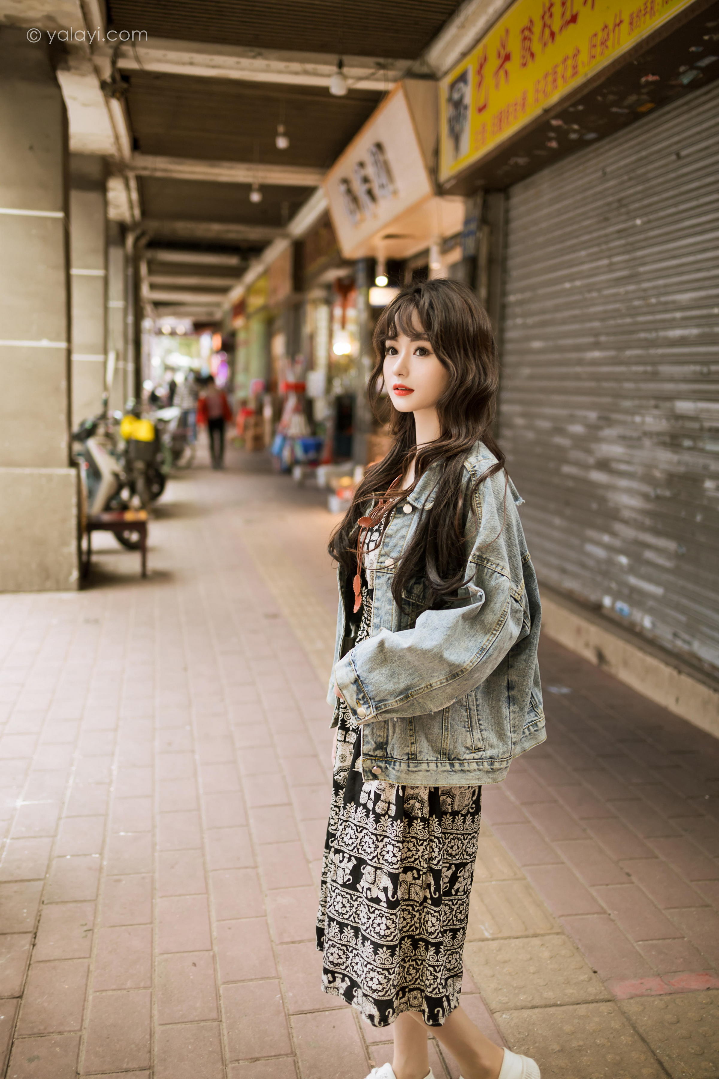 [YALAYI雅拉伊]2023.06.09 小巷听风 小亭 灰色牛仔外套加黑色蕾丝连衣裙清纯街拍写真集第12张