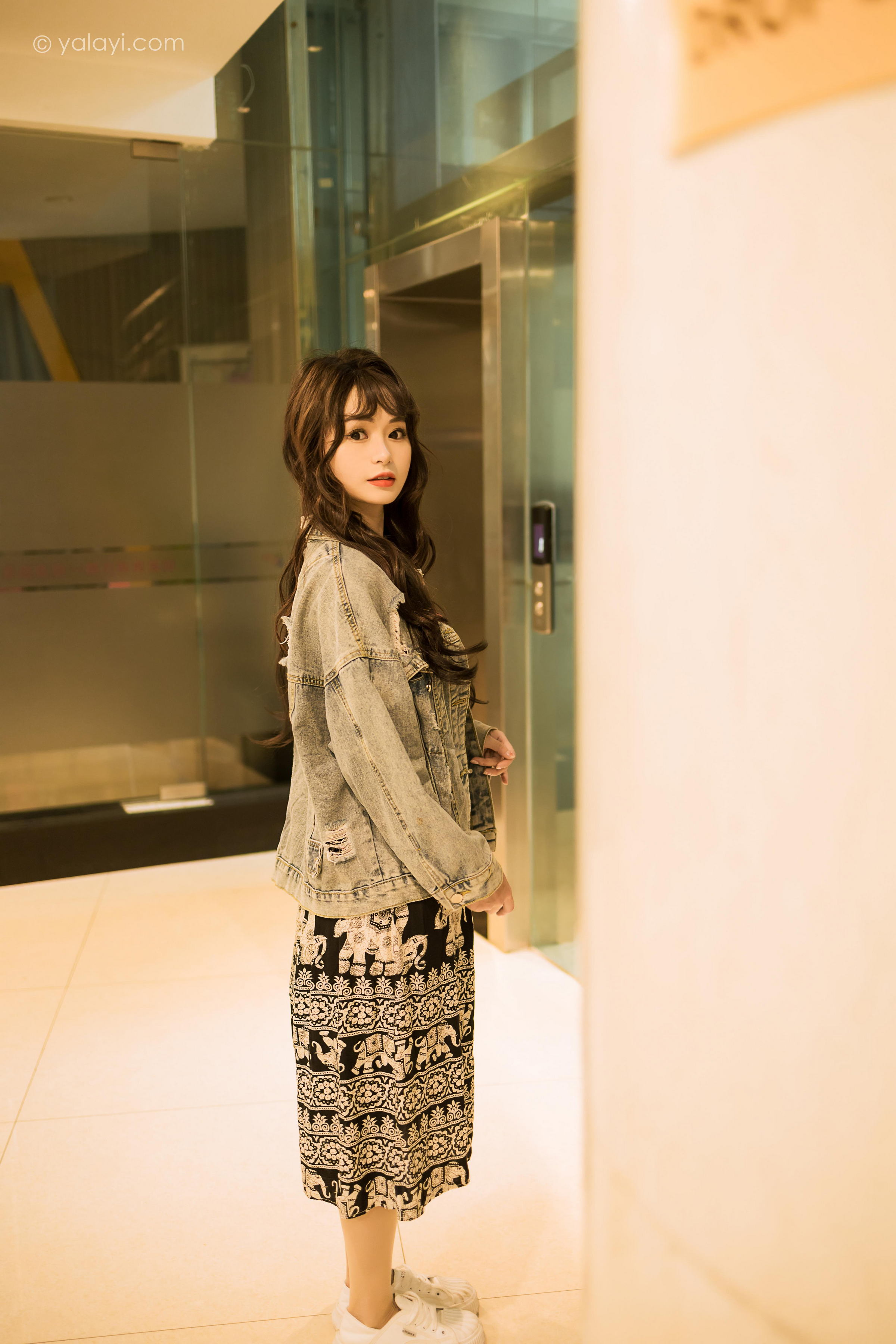 [YALAYI雅拉伊]2023.06.09 小巷听风 小亭 灰色牛仔外套加黑色蕾丝连衣裙清纯街拍写真集第13张