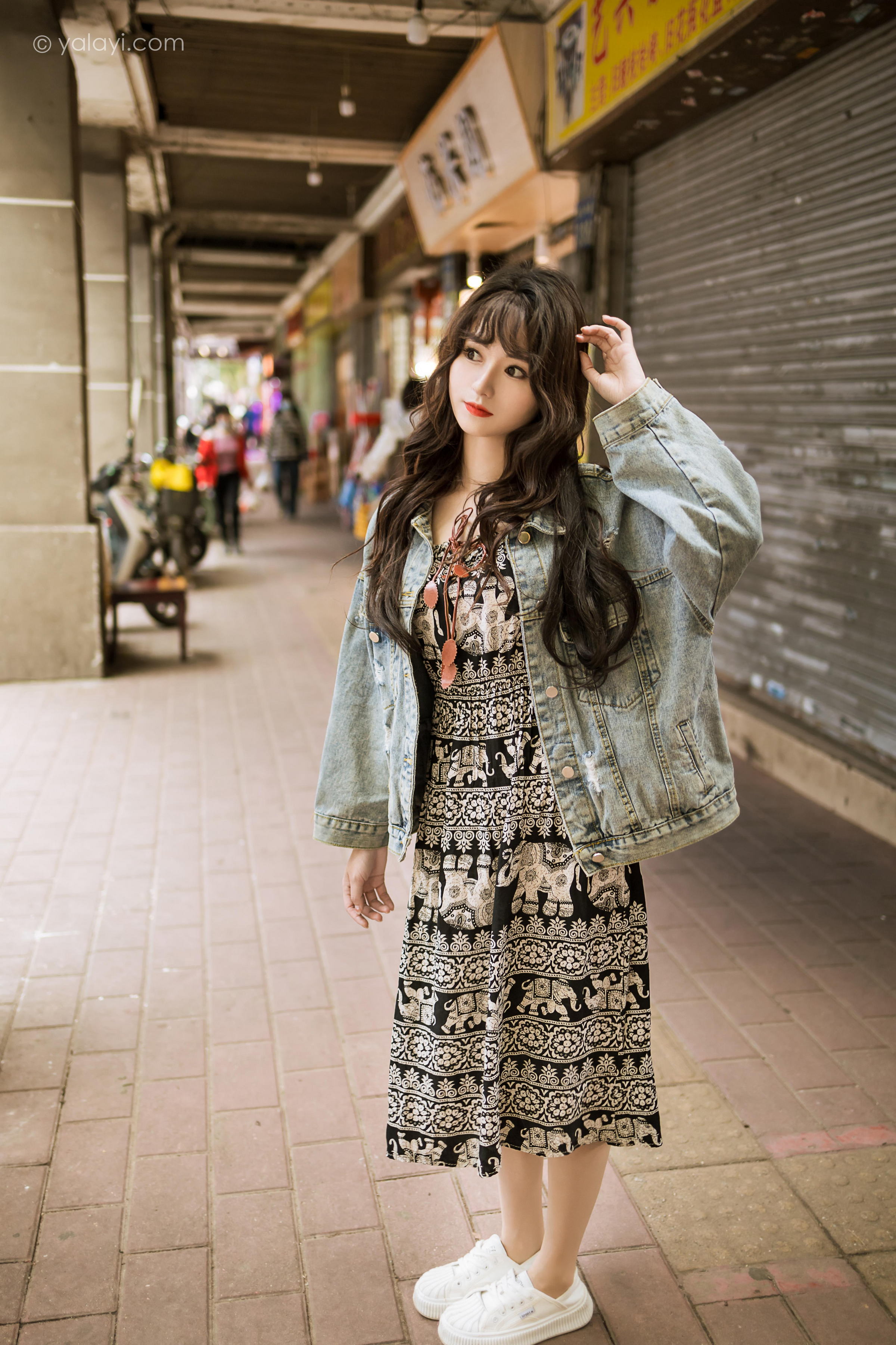 [YALAYI雅拉伊]2023.06.09 小巷听风 小亭 灰色牛仔外套加黑色蕾丝连衣裙清纯街拍写真集第14张