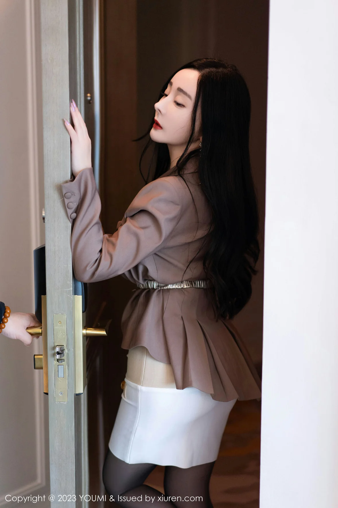  尤蜜荟 Vol.950 允爾 魅惑黑丝性感写真 [74P]第1张